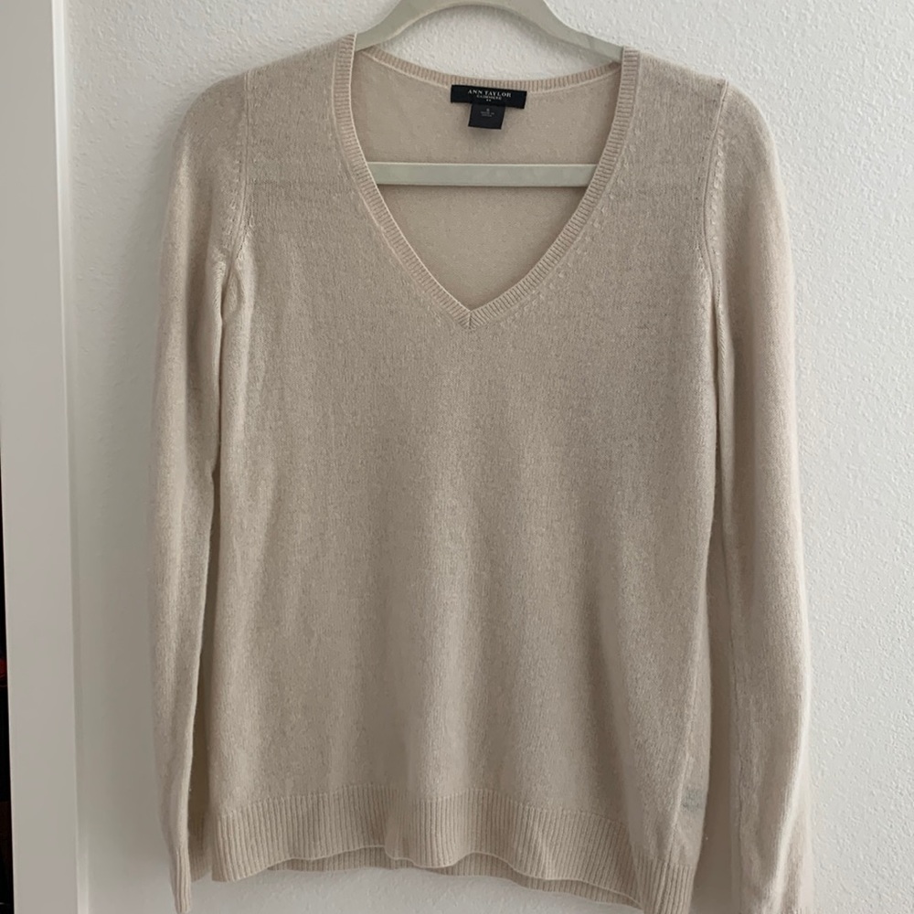 Ann Taylor 100% cashmere cream V-neck sweater size S.